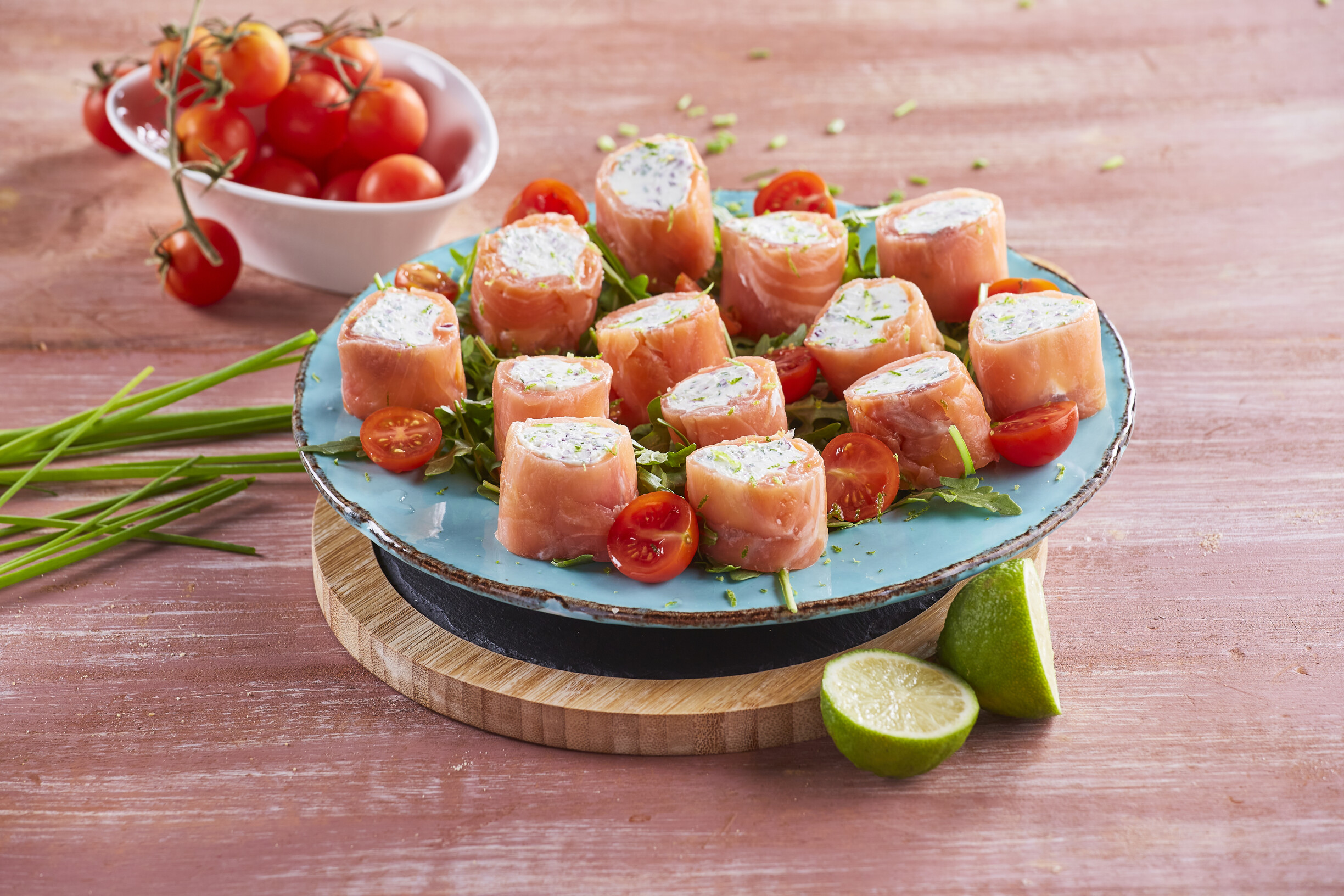 Rolinhos de salmão fumado com queijo-creme