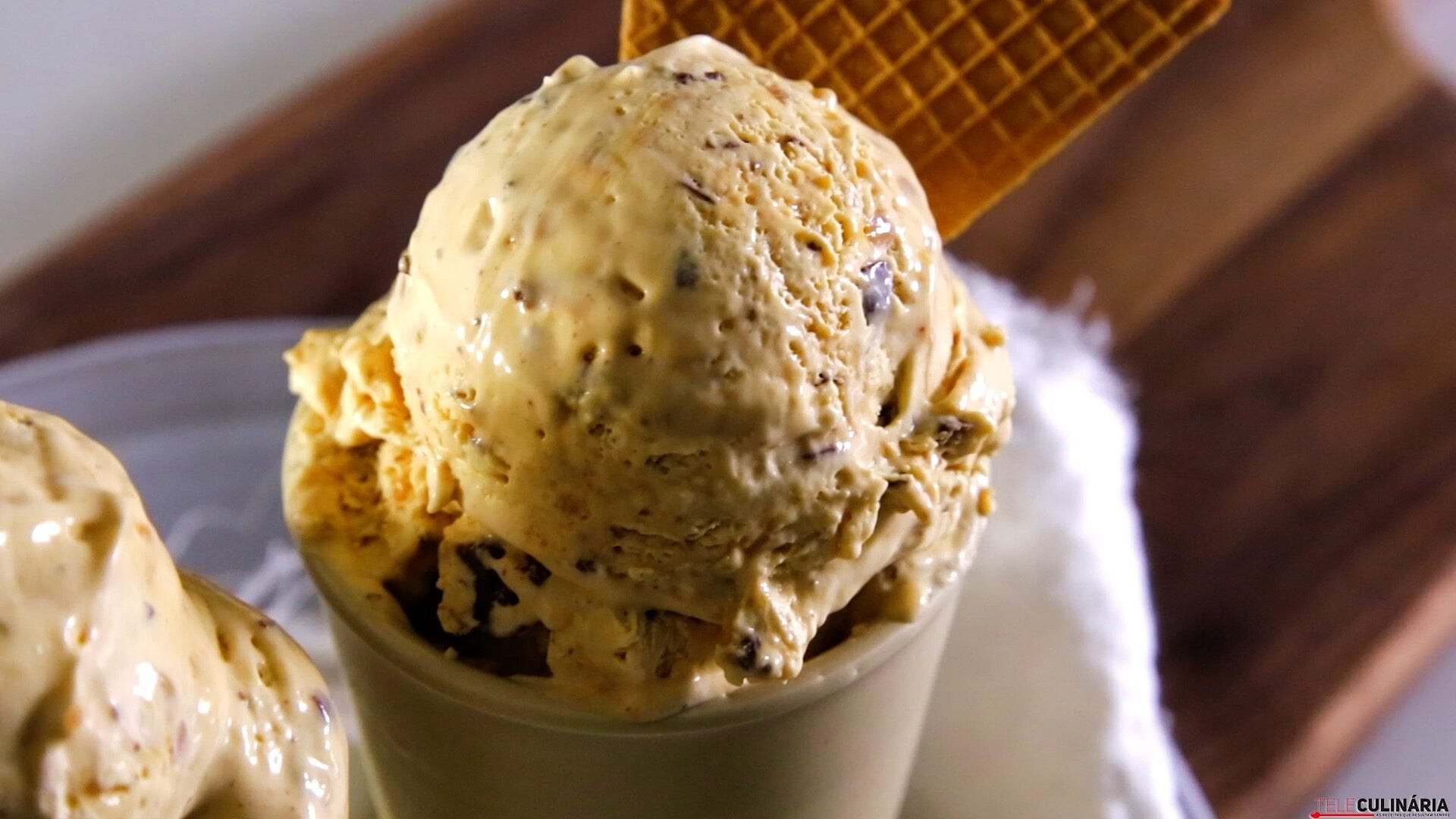 Gelado com moscatel, caramelo e pepitas de chocolate