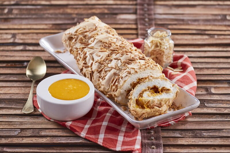 Torta de claras e amêndoa com doce de ovos