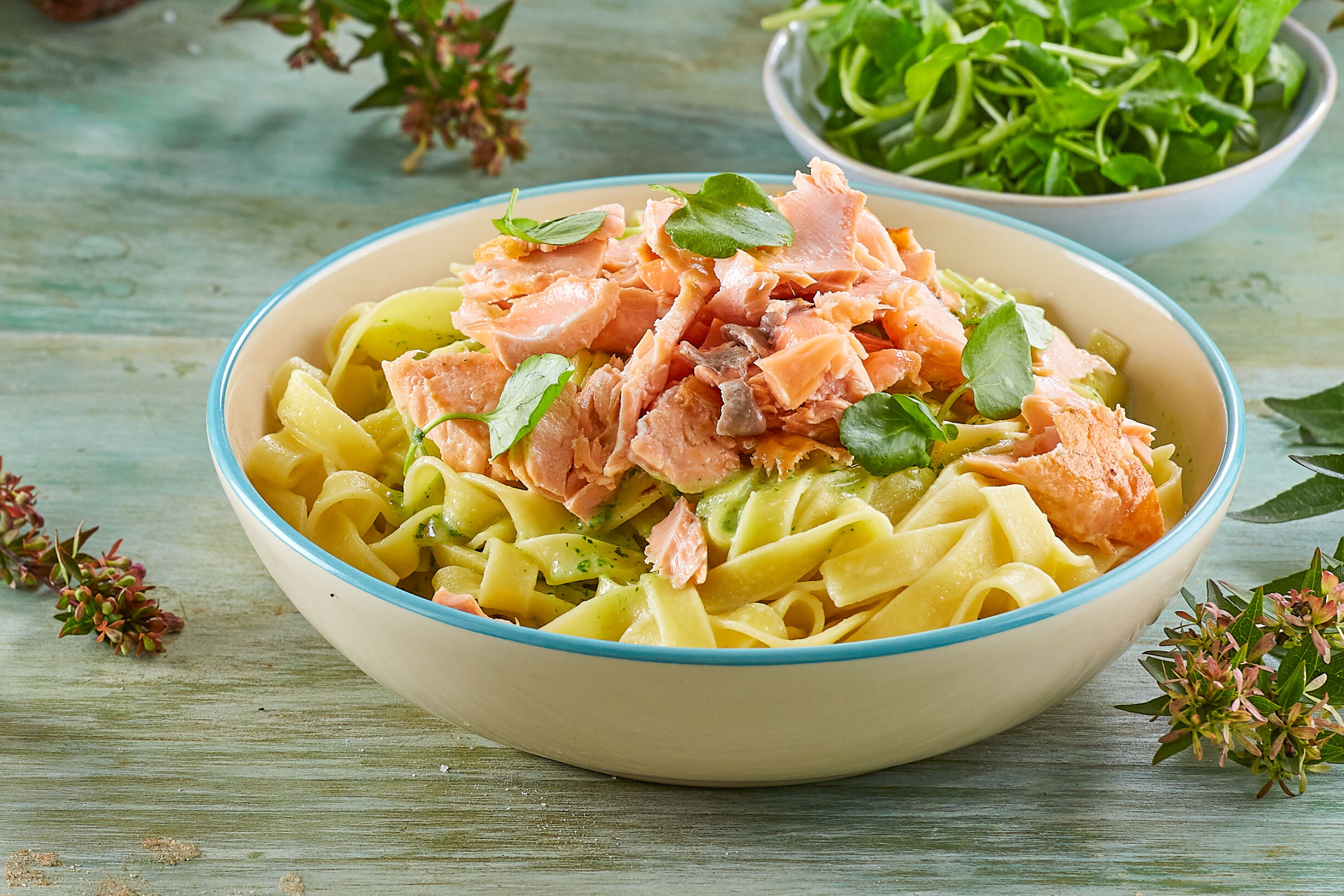 Tagliatelle com salmão e agrião