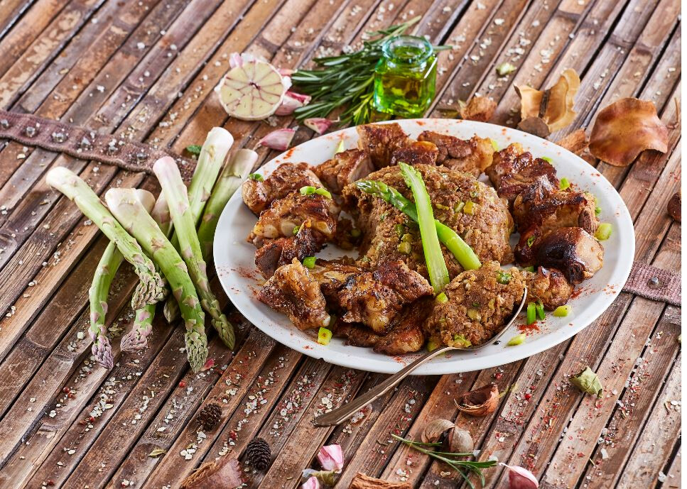 Migas de espargos com entrecosto frito