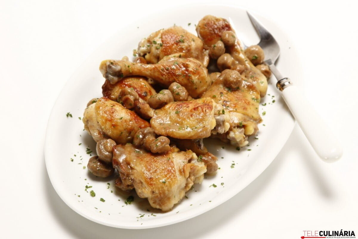 Frango dourado com cogumelos