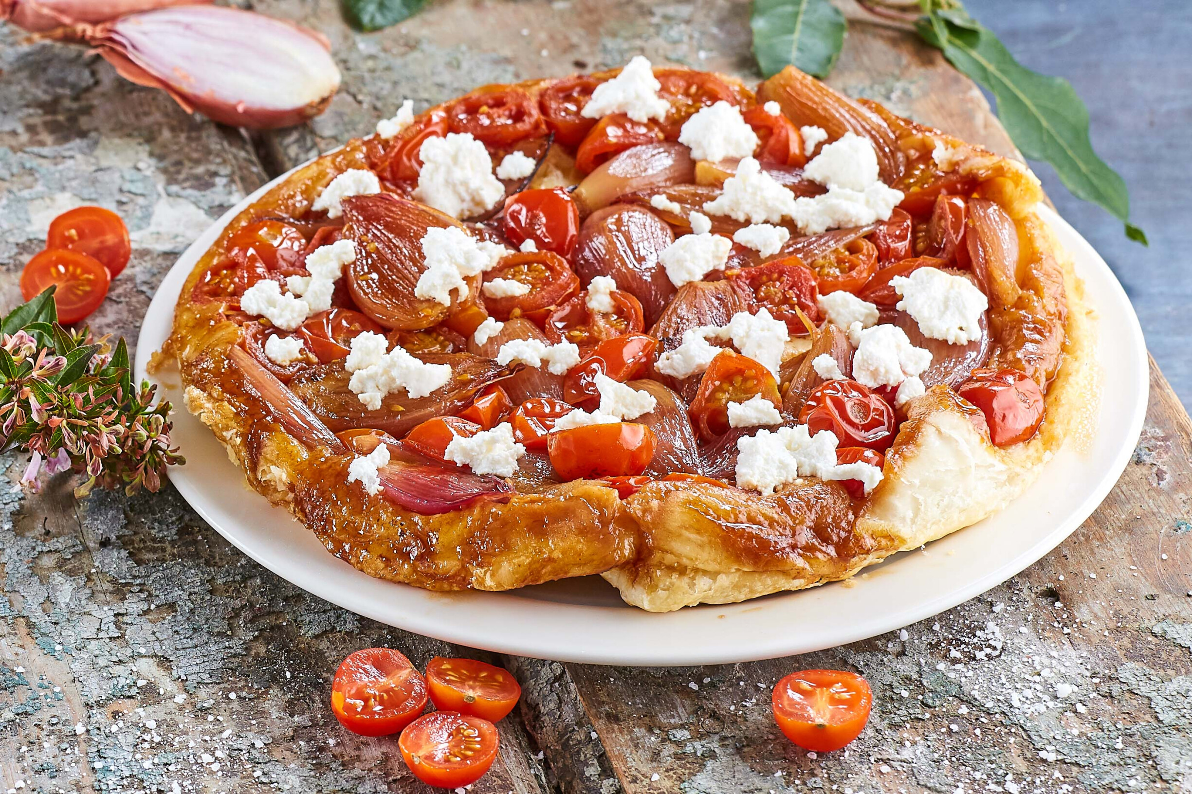 Tarte tatin de tomate-cereja e chalotas