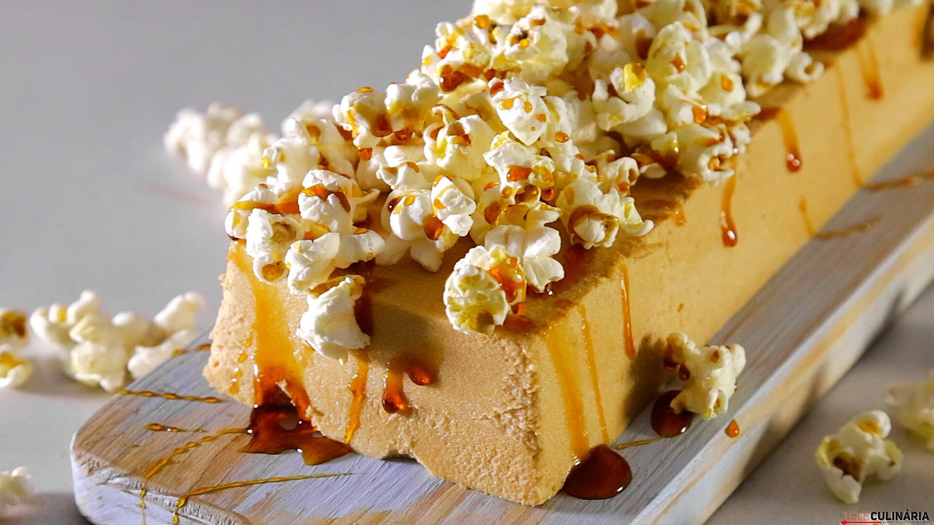 Semifrio de caramelo e pipocas