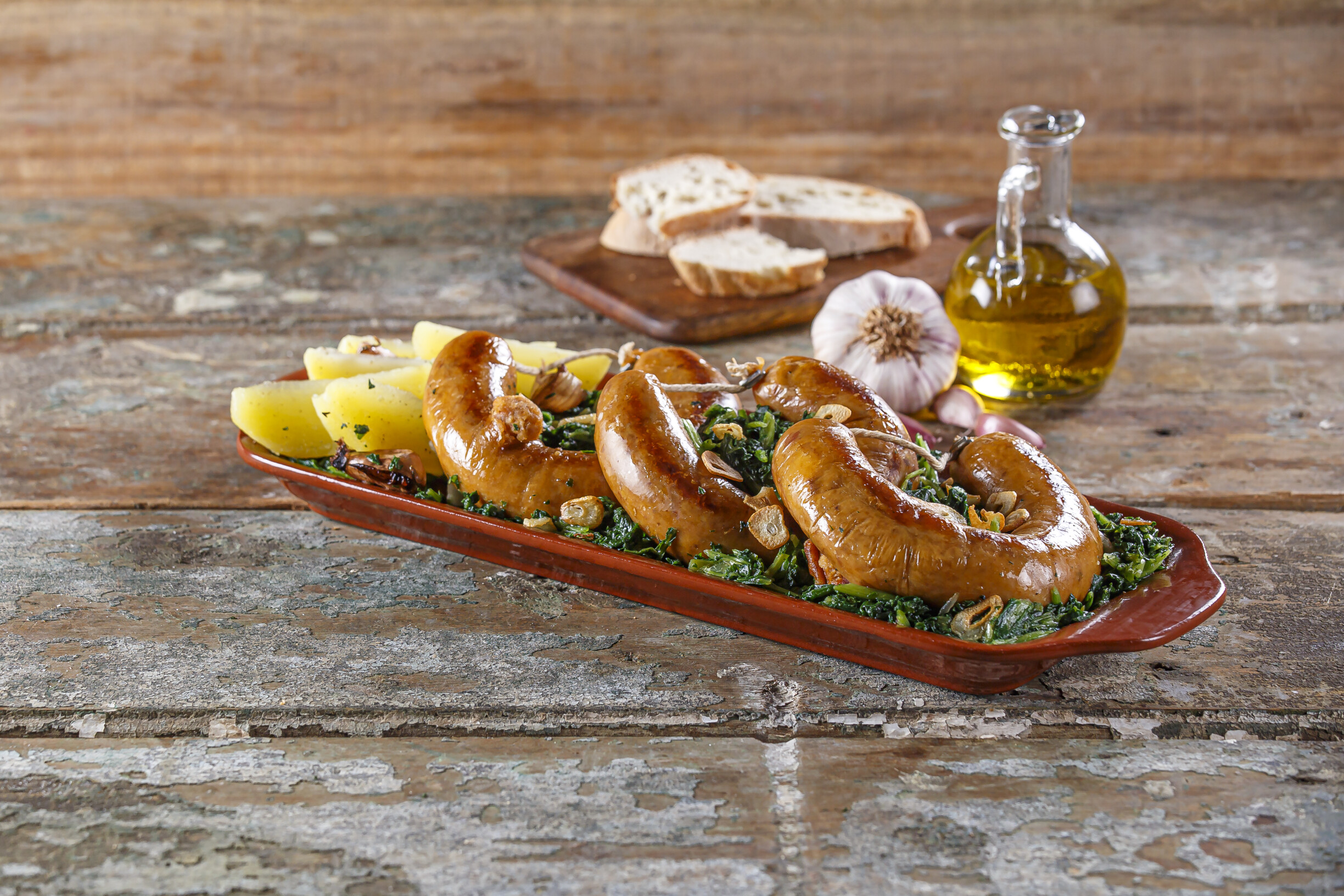 Alheira frita com grelos e batata cozida