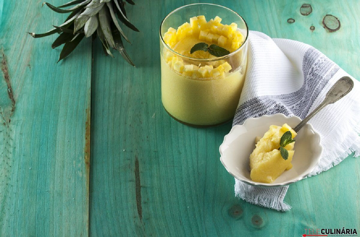 Gelatina de abacaxi com leite condensado