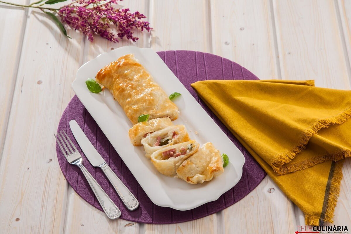 Rolo folhado de bacon e cebola