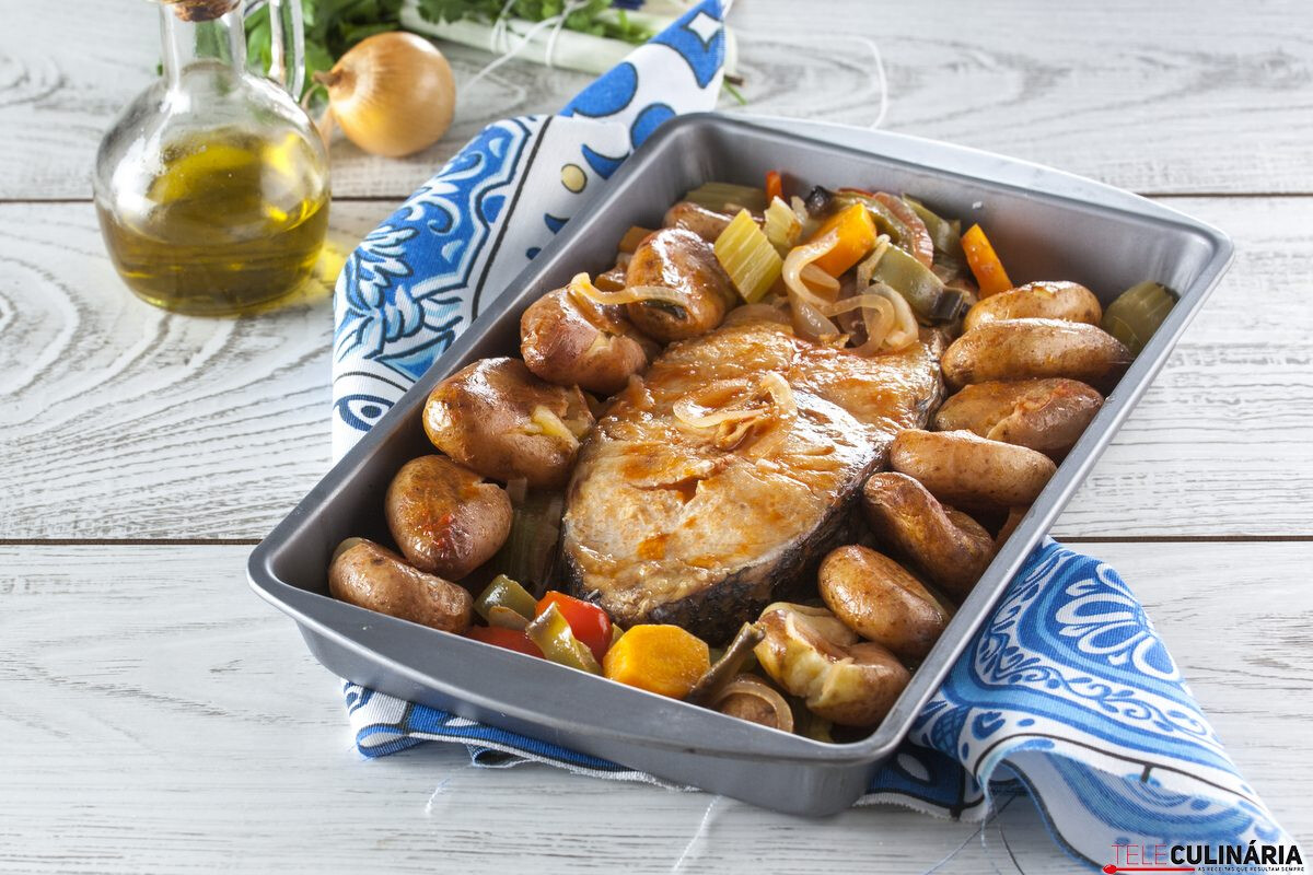 Garoupa assada com batatas à murro