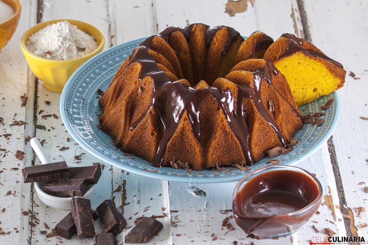 Bolo de cenoura e creme de chocolate
