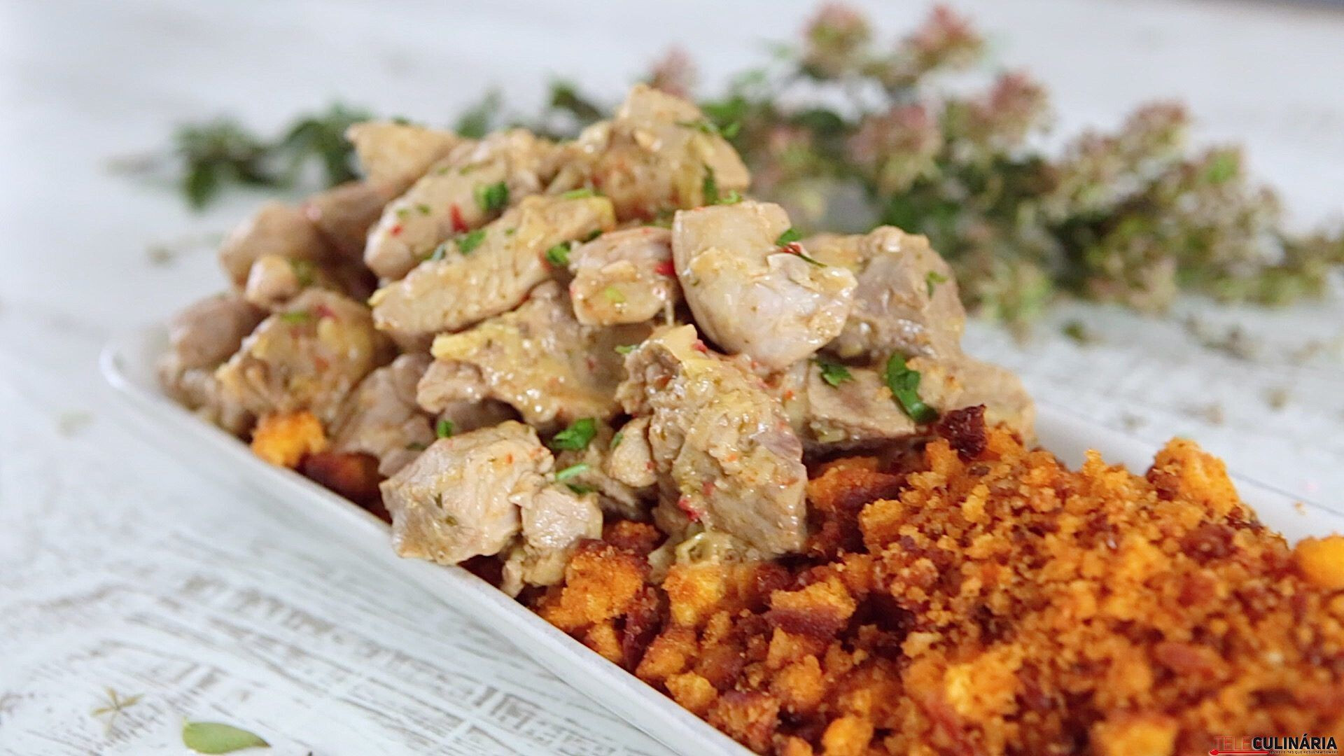 Porco picante com migas de tomate seco