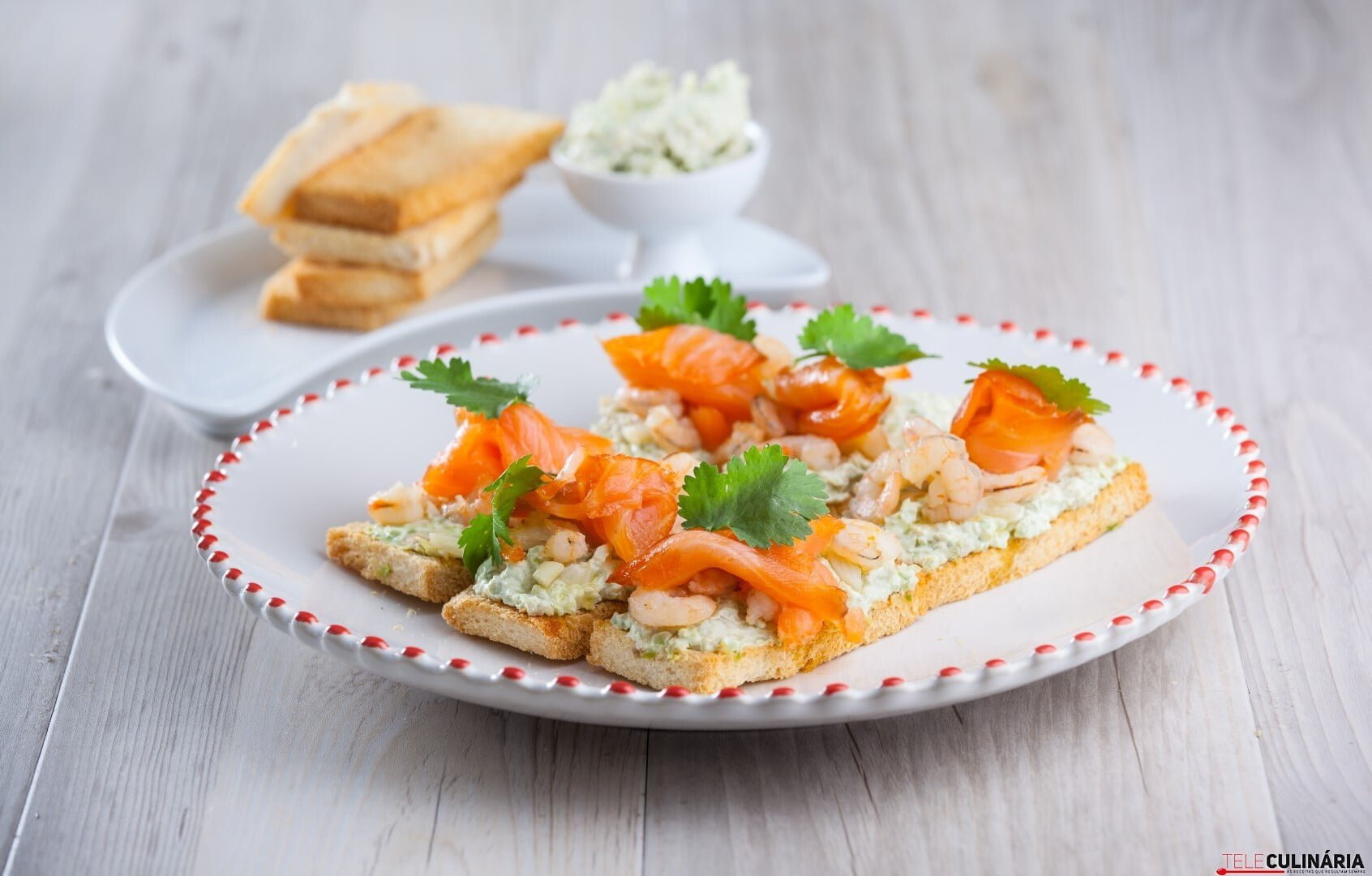 Tostas de Salmão com Camarão (Vídeo)
