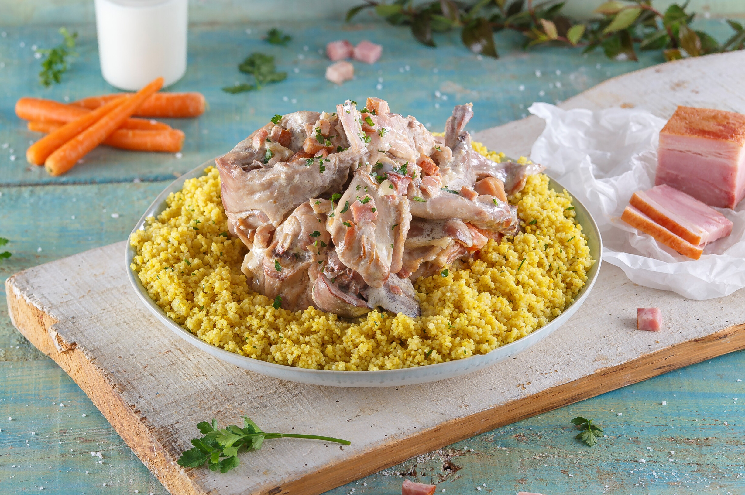 Coelho com natas e bacon