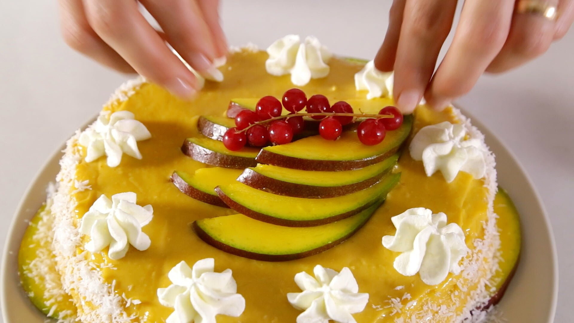 Bolo cambraia com creme de manga