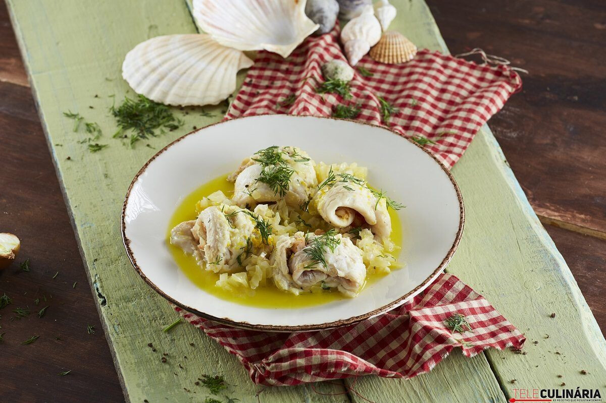 Enrolado de peixe com molho de laranja