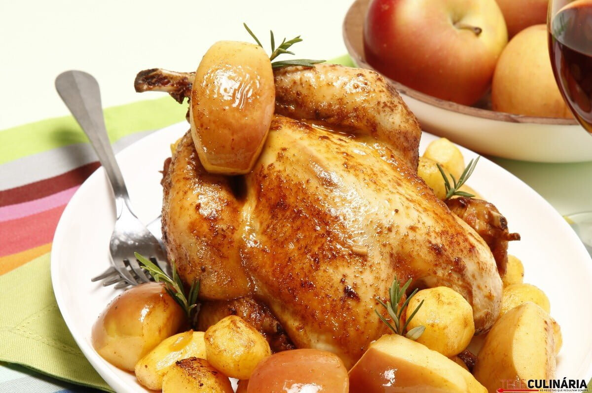 Frango assado com maçã