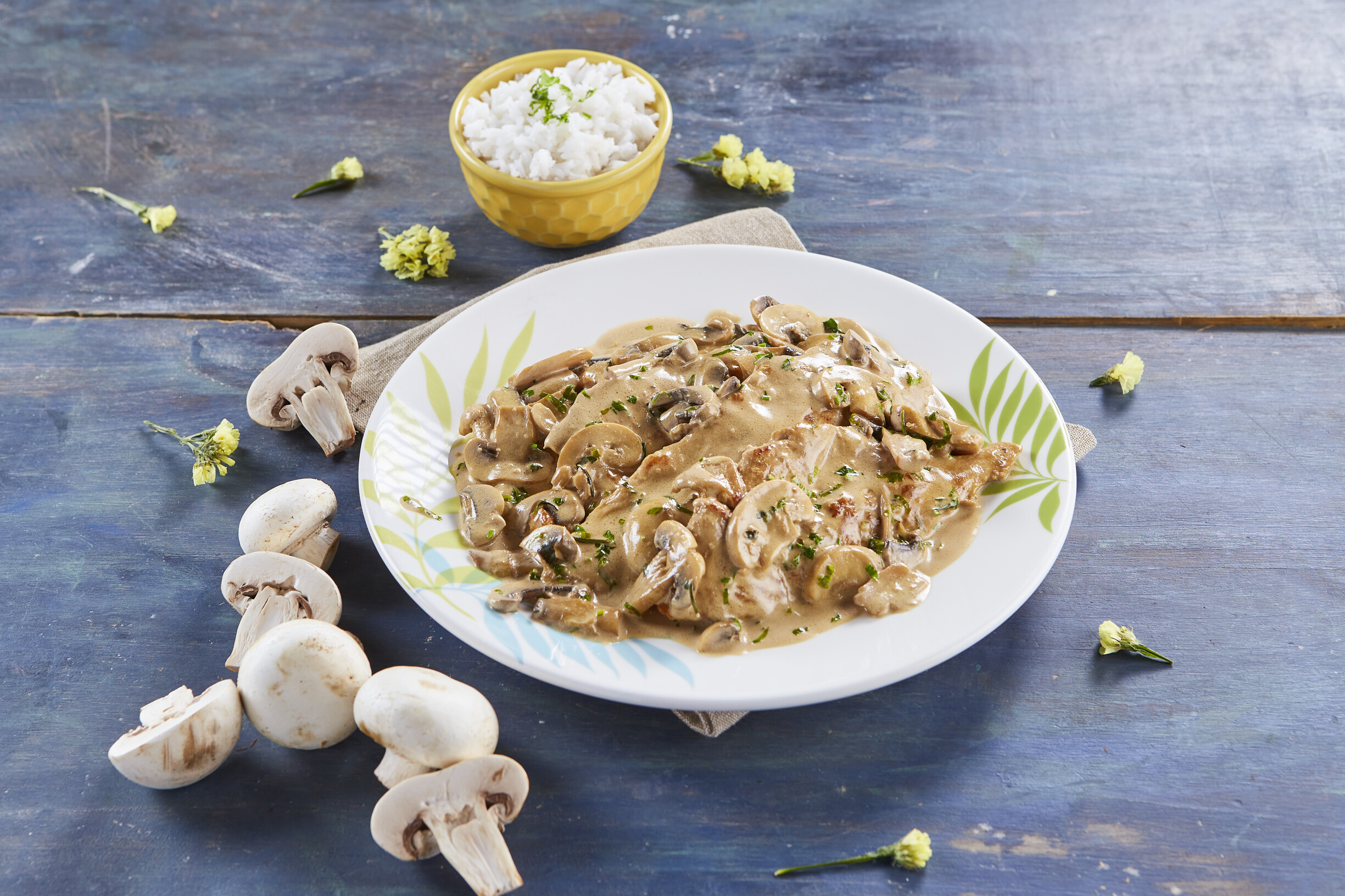 Bifes de peru com cogumelos e café