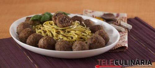 Almôndegas com molho de caril