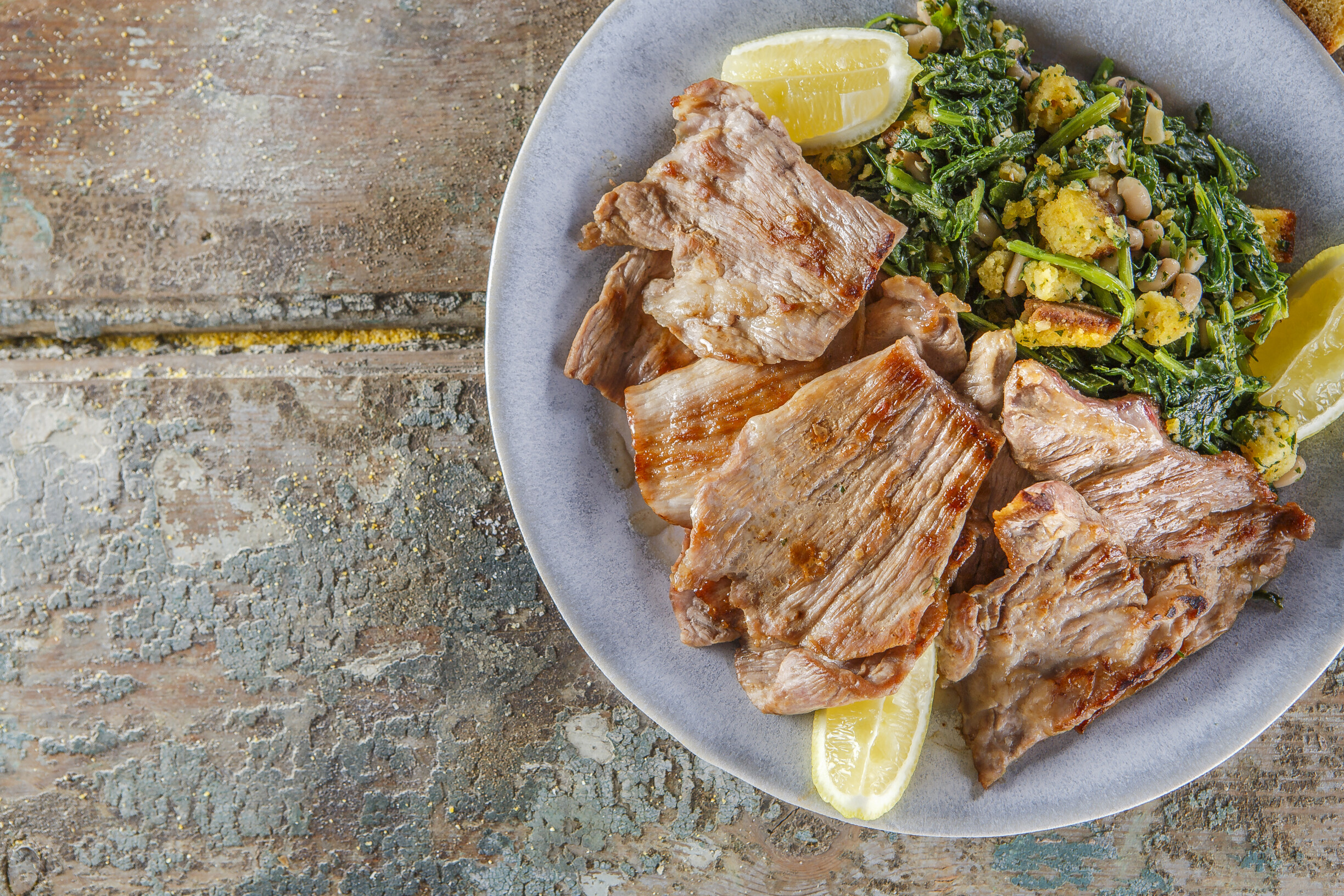 Secretos de porco com migas de feijão