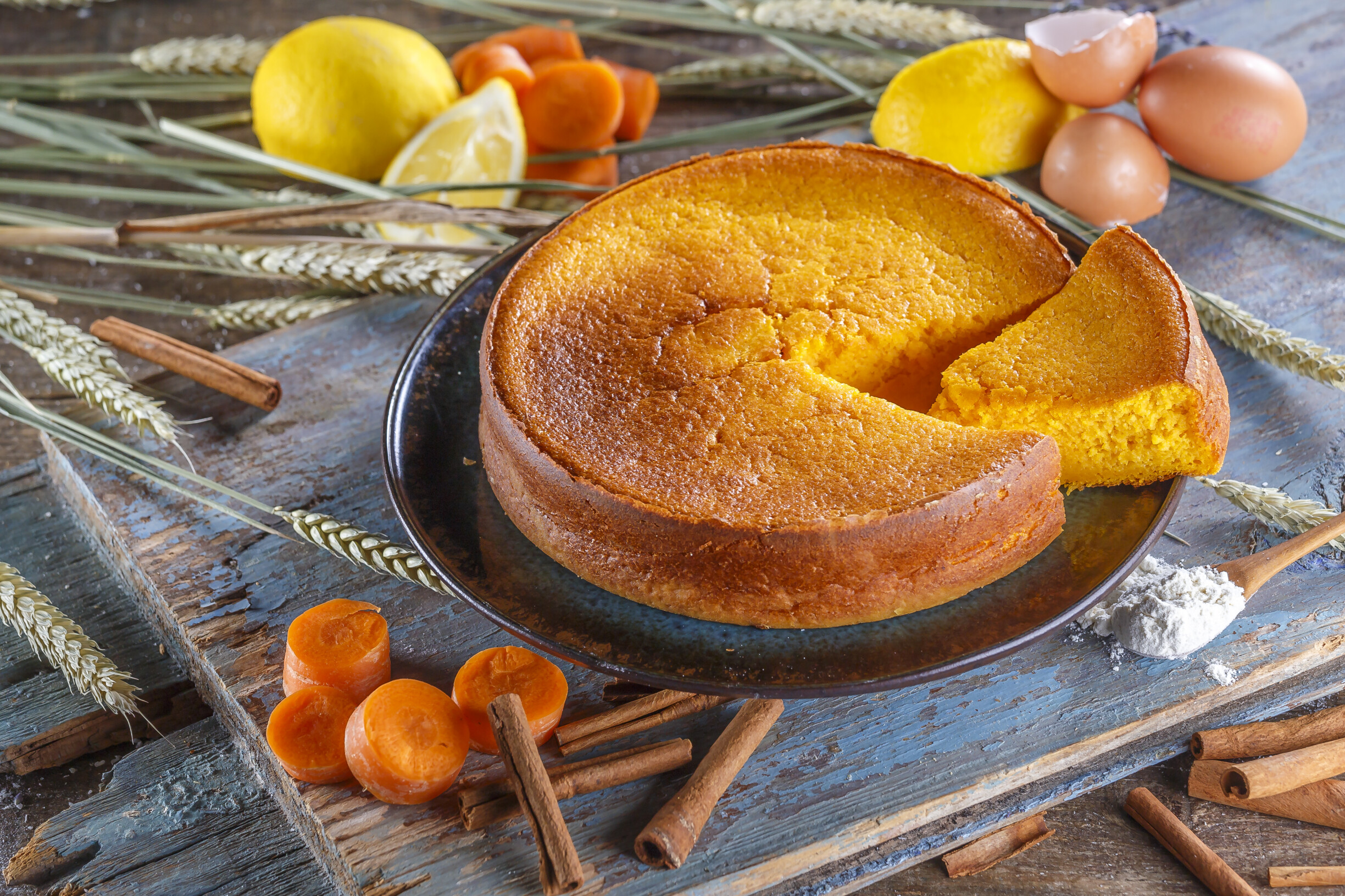 Bolo de cenoura húmido e fofo