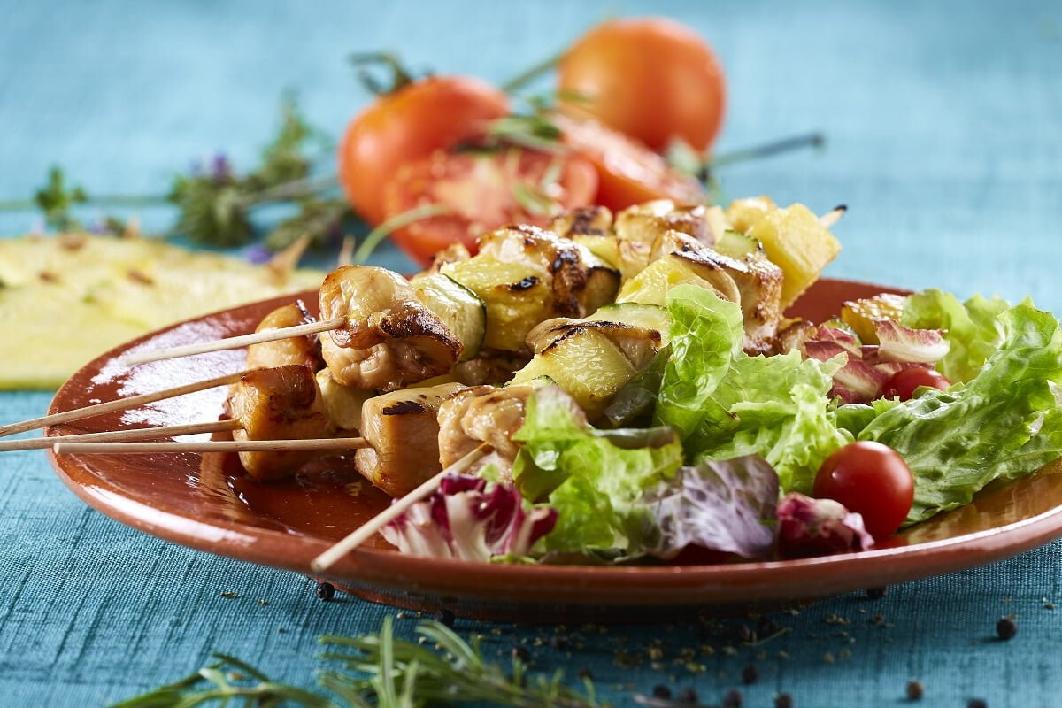 Espetadas de frango com molho de amendoim