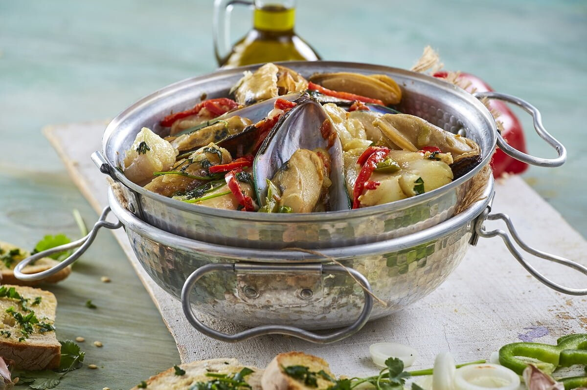 Cataplana de tamboril e mexilhão