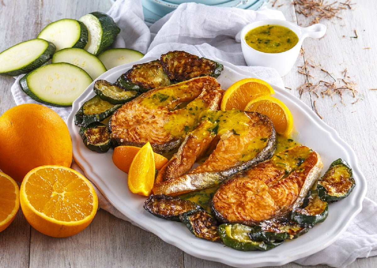 Salmão grelhado com molho de laranja