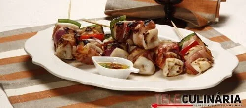 Petiscos de lulas com ananás no espeto