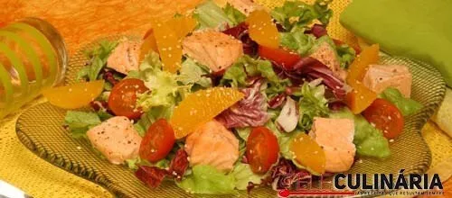 Salada de alface com laranja e salmão