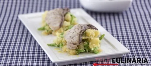 Espadarte na frigideira com batata e feijão-verde