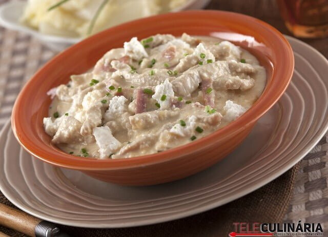 Tiras de frango com natas e requeijão