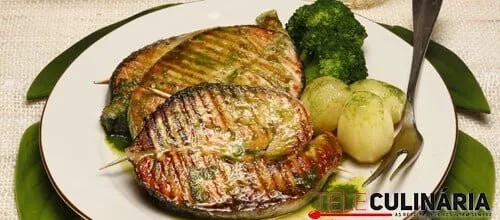 Salmão grelhado com azeite aromático