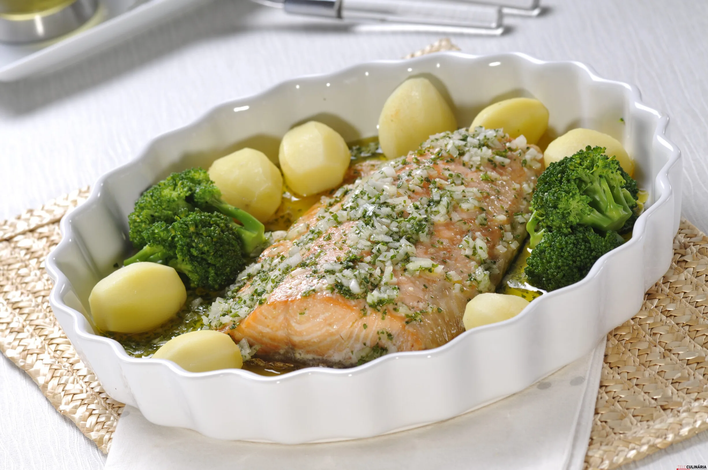 Salmão no forno com batata e especiarias