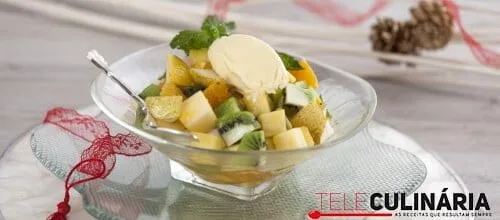Misto de fruta da época com mel, hortelã e gelado