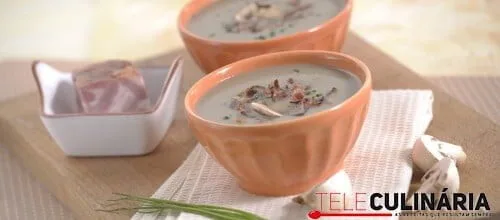 Creme de cogumelos com crispy de bacon