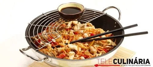 Wok de frango à oriental
