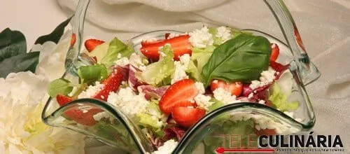 Salada de requeijão com morangos