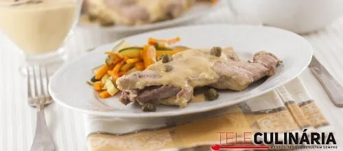 Bifanas com molho de mostarda e alcaparras