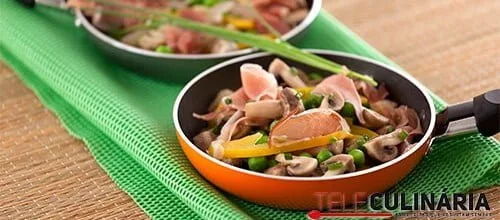 Cogumelos salteados com ervilhas e presunto