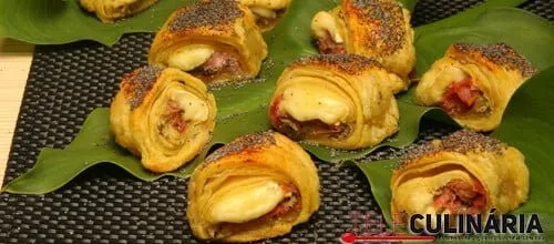 Folhadinhos de presunto e queijo brie