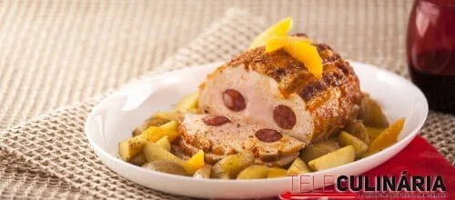Lombo de porco recheado com linguiça e batatinhas com alecrim