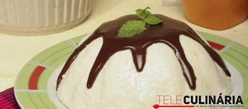 Manjar de coco com molho de chocolate