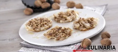 Tatin de pêra e nozes