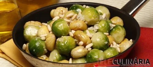 Castanhas salteadas com couves-de-bruxelas e pinhões