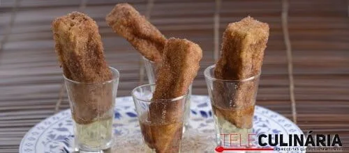 Fingers de fatias douradas com calda de espumante