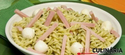 Salada verde com fiambre e queijo mozzarella