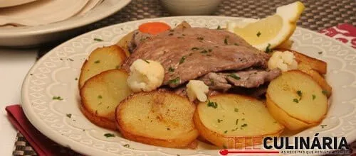 Fêveras de porco com vinho tinto e batatas douradas