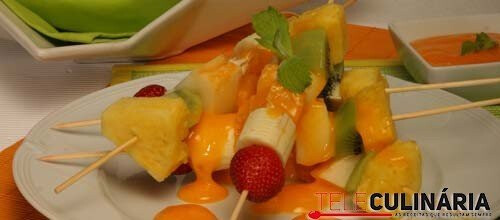 Espetadas de fruta com creme de ovos