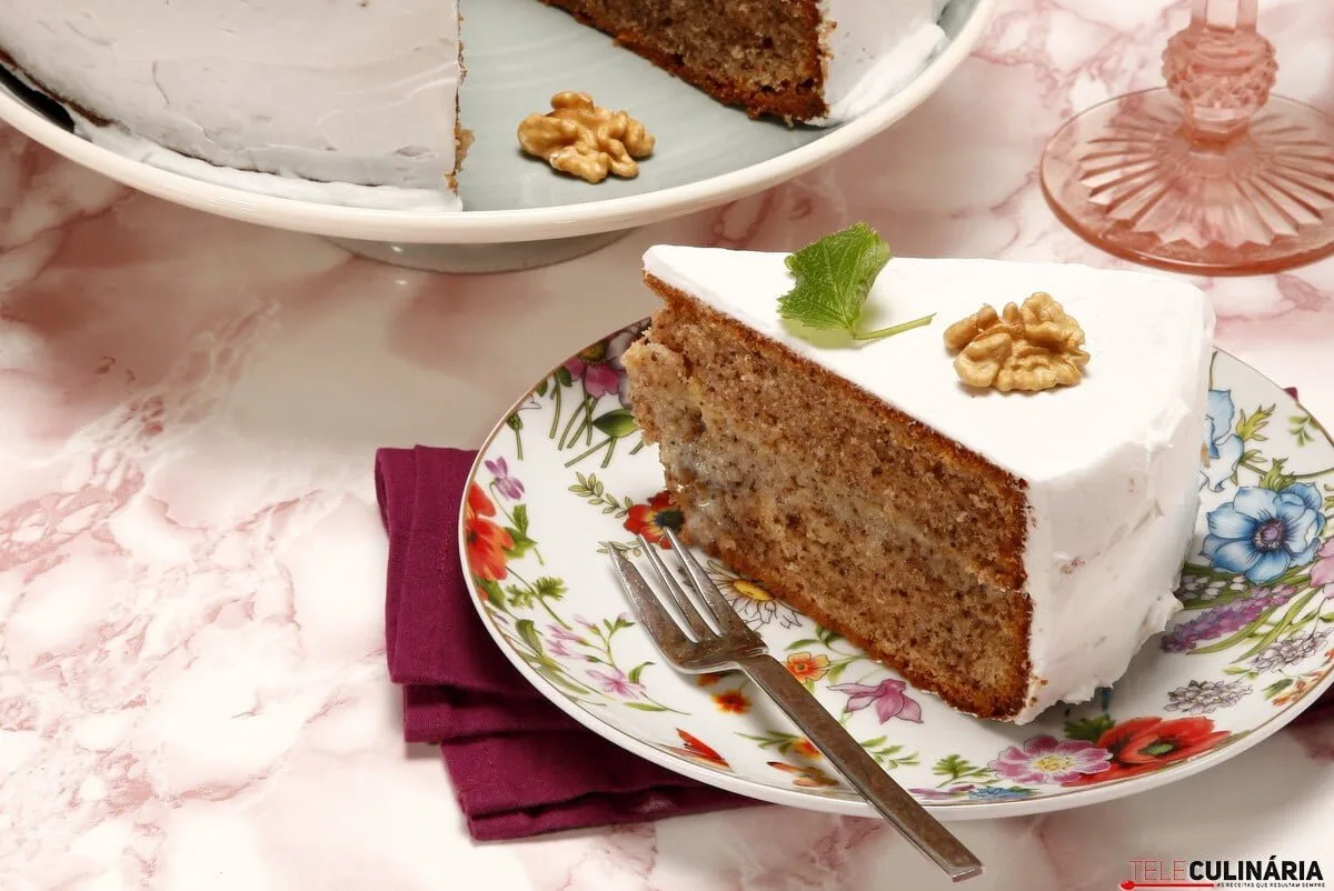 Bolo de nozes com natas