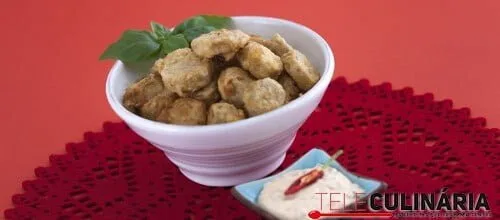 Inhame frito com molho picante