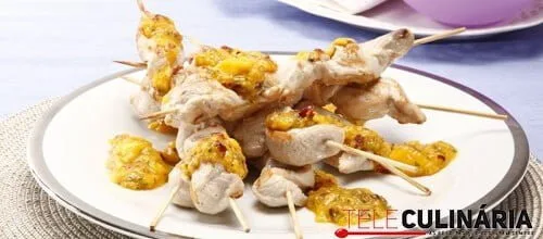 Espetos de peru com picadinho de manga